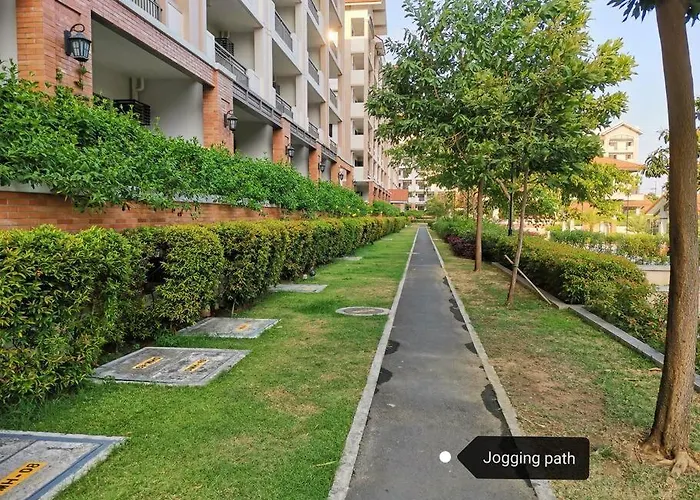 2-bedroom With Balcony In A Setting - H Ivory * Manila